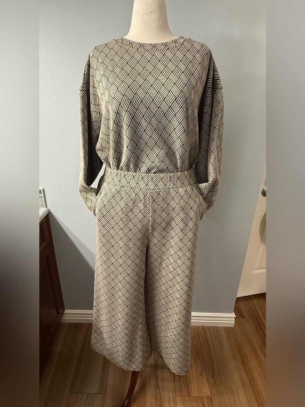 See and Be Seen Plus Size 1X Geometric 2 Piece Matching Set Tan Black - Picture 7 of 8